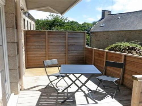 a table and two chairs on a balcony at Gite es Omnes in Pleurtuit