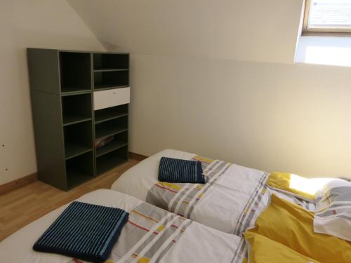 a bedroom with a bed with towels on it at Gite es Omnes in Pleurtuit