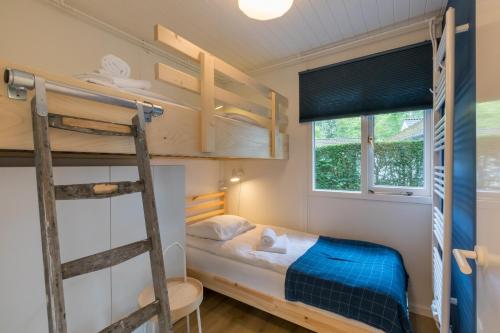 een slaapkamer met een stapelbed en een ladder bij Welcome in - Vakantiewoning met zonnige tuin, dichtbij zee en strand I Noordendolfer 2-49 in Zoutelande