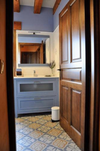 a bathroom with a sink and a sink at LA FUENTE DE CABANILLAS in Cabanillas del Monte