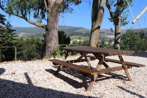 una mesa de picnic de madera sobre grava en Moinho da Amélia en Cadaval