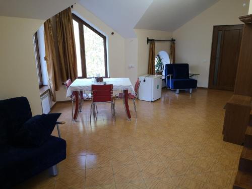 een woonkamer met een tafel en stoelen bij Hotel Edem in Tsachkadzor