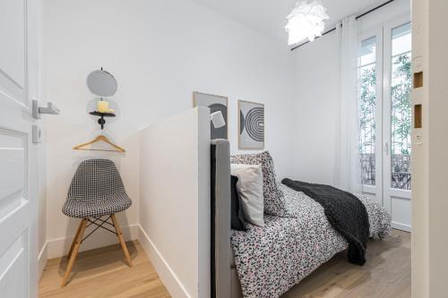 une petite chambre avec un lit et une chaise dans l'établissement HEROLD Balcon, à Nice