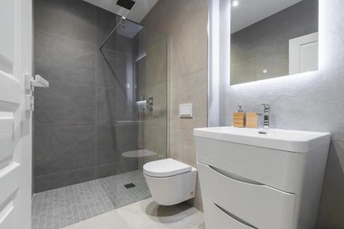 une salle de bain avec une douche, des toilettes et un lavabo dans l'établissement HEROLD Balcon, à Nice