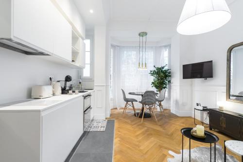 une cuisine et une salle à manger avec une table et des chaises dans l'établissement HEROLD Balcon, à Nice