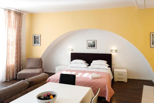 - une chambre avec un lit, un canapé et une table dans l'établissement Apartments Fortezza, à Split