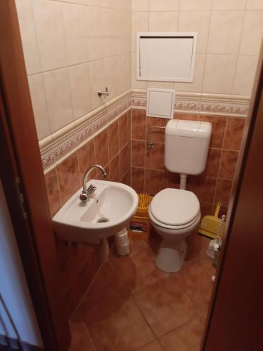 Bilik mandi di Elit Apartman