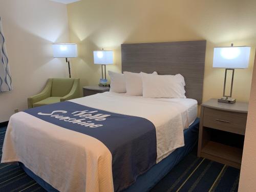 A bed or beds in a room at Days Inn by Wyndham Hinckley