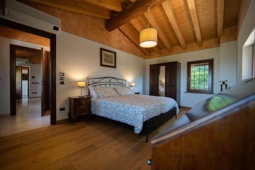 una camera con letto e pavimento in legno di Villa Vitis a Negrar