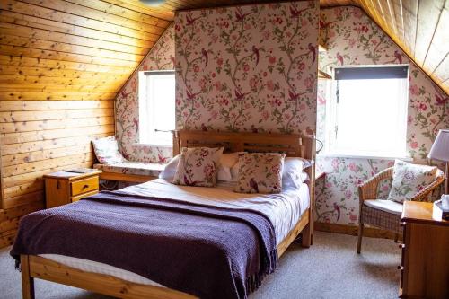 Un pat sau paturi într-o cameră la Half Door Cottage