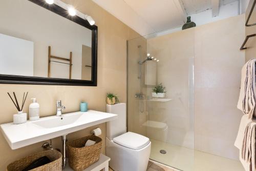 y baño con aseo y ducha. en Sant Mori- La Escala Boutique apartment, en Sant Mori