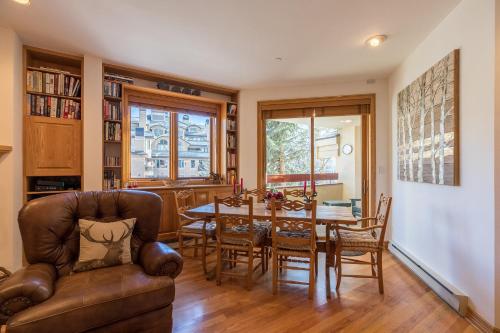 Χώρος καθιστικού στο Strawberry Park True Ski In Ski Out by Vail Realty