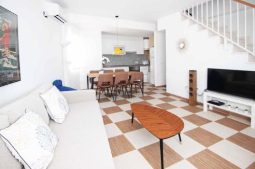 uma sala de estar com um sofá branco e uma mesa em VILLA ALBORÁN em Carboneras