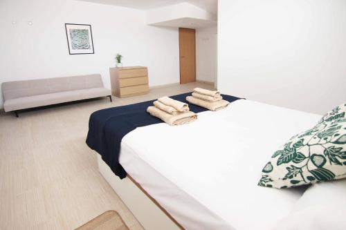 ein Schlafzimmer mit einem großen Bett mit Handtüchern darauf in der Unterkunft VILLA ALBORÁN in Carboneras