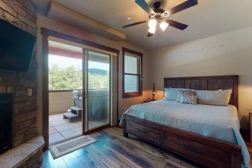 Un pat sau paturi într-o cameră la Riverfront Retreat & River's Edge Townhome