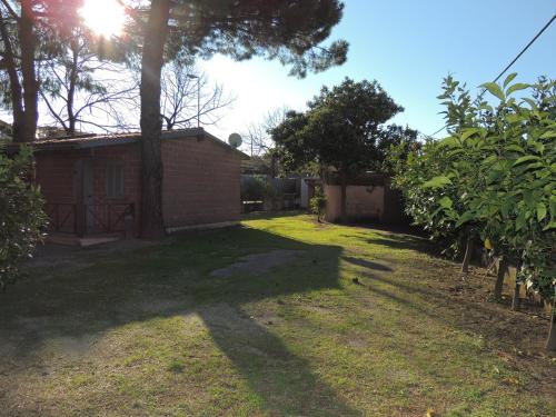 a yard with a house and a tree at Appartamenti Villaggio Internazionale in Albenga
