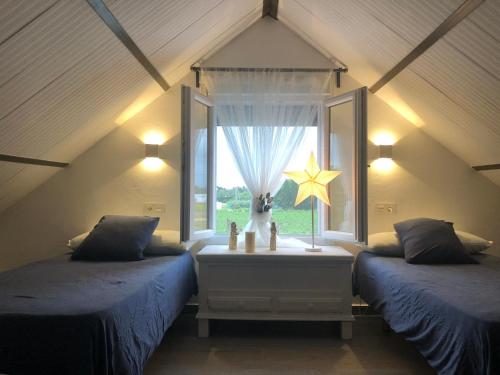 a bedroom with two twin beds and a window at Villas Santa Ana in Conil de la Frontera