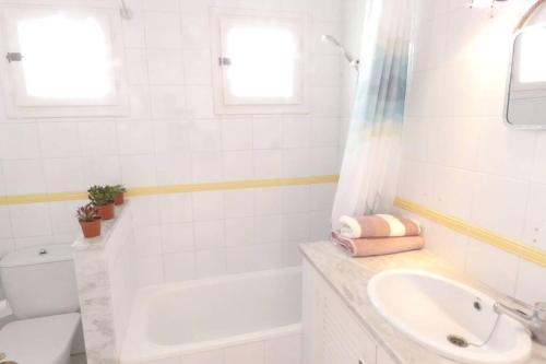 Apartamento Albatros-Son Parc Menorca tesisinde bir banyo