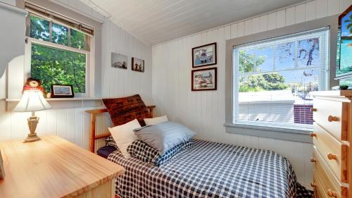 Habitación pequeña con cama y ventana en San Jose Cottage, en Victoria