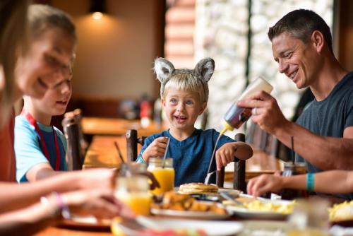 a group of people sitting at a table eating food at Great Wolf Lodge Manteca in Manteca