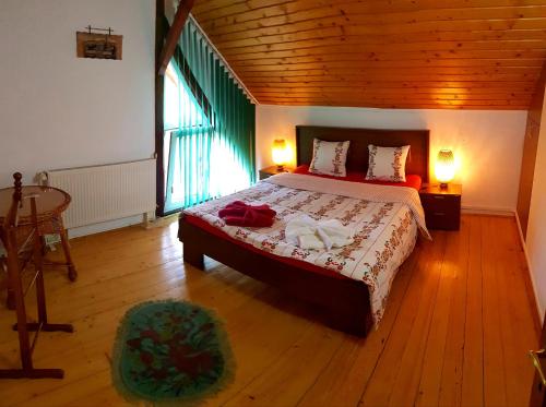 - une chambre avec un lit, une table et une fenêtre dans l'établissement Home Away From Home, à Gura Rîului