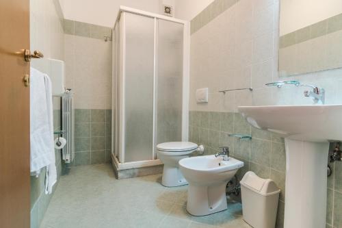 La salle de bains est pourvue de toilettes et d'un lavabo. dans l'établissement Galatea appartamento grande, à Pozzallo