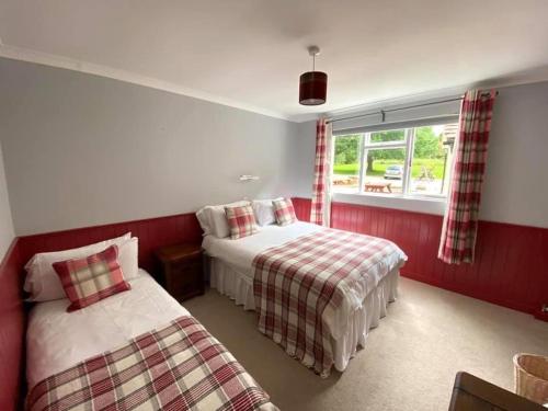 1 dormitorio con 2 camas y ventana en The Benett Arms en Shaftesbury