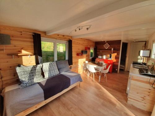 1 dormitorio con 1 cama y escritorio en una habitación en Le lodge sur pilotis, en Fichous-Riumayou