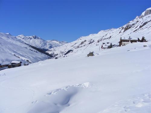 a snow covered mountain with buildings in the distance at Ferienwohnung Stoffel in Cresta