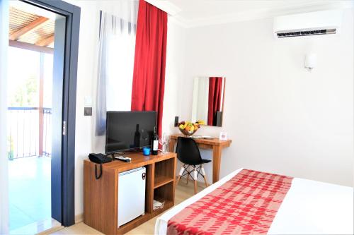Televisyen dan/atau pusat hiburan di Modern Life Hotel Bodrum