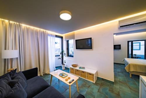 Televízia a/alebo spoločenská miestnosť v ubytovaní Kyma Couples Getaway