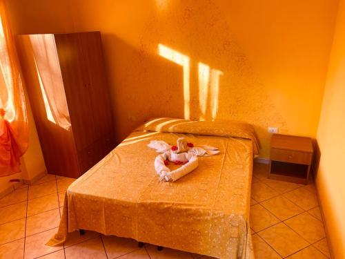 un animal farci sur un lit dans une pièce dans l'établissement Villettemire 10, à Capo Vaticano