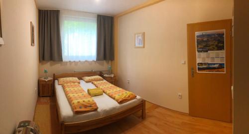 Habitación pequeña con 2 camas y ventana en Apartmány Bea Donovaly en Donovaly