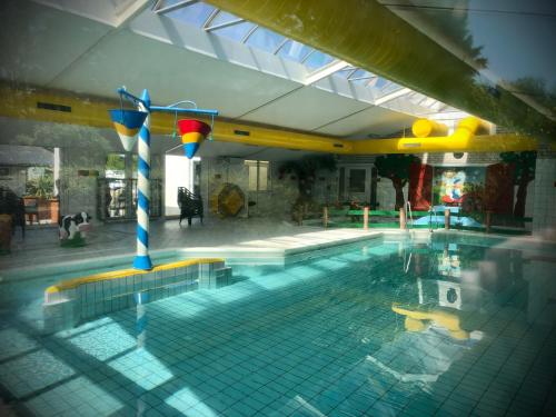 - une piscine dans un bâtiment avec piscine dans l'établissement Chalet Relax, à Oostkapelle