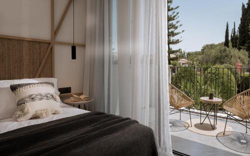 una camera con letto e balcone di Mon Repo Suites a Laganas