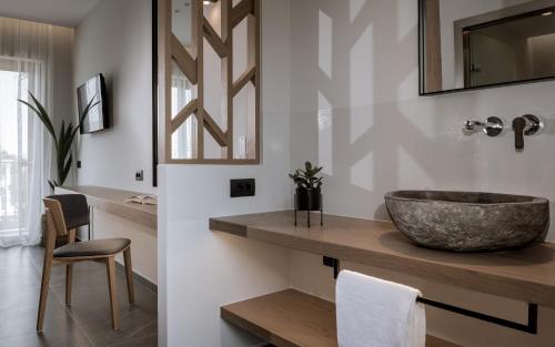 un bagno con lavandino a ciotola su un bancone di Mon Repo Suites a Laganas