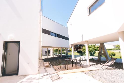 ノイジードル・アム・ゼーにあるWave Penthousesのパティオ(椅子、テーブル付)