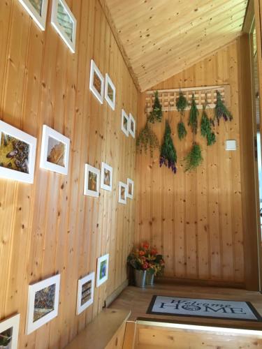 ein Zimmer mit einer Holzwand mit Bildern darauf in der Unterkunft Ferienhaus beim Imker in Marienberg