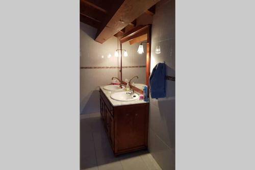 a bathroom with a sink and a mirror at CHALET FAMILIAS 10 Huéspedes Beranga Noja Playas, Mascotas bienvenidas in Beranga