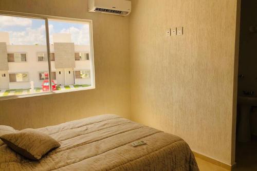1 dormitorio con cama y ventana en La Llar que deseas para vacaciones., en Cancún