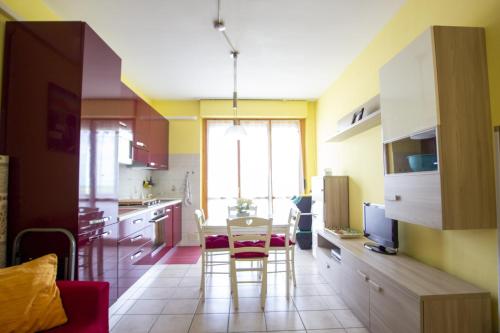 Uma área de estar em appartamento con vista Porto Recanati