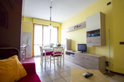 Uma televisão e/ou sistema de entretenimento em appartamento con vista Porto Recanati