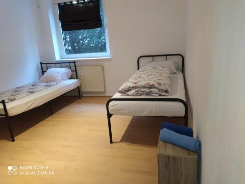 een kamer met 2 stapelbedden en een raam bij Misha,s in Duisburg