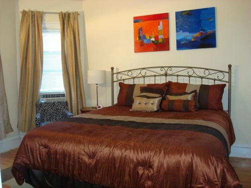 een slaapkamer met een groot bed met kussens bij Bowers House Bed and Breakfast in Somerville