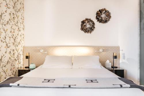 a bedroom with a bed and two wreaths on the wall at La Torretta Lodge in Manarola