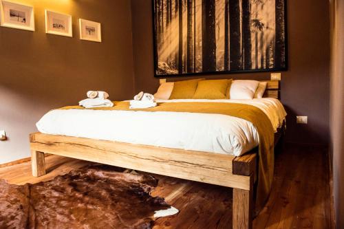Una cama o camas en una habitación de Chalet Des Arts - Luxury and Love with SPA