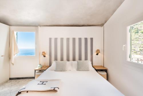 a bedroom with a bed and a window at La Torretta Lodge in Manarola