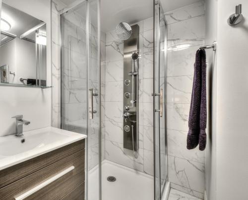 Kúpeľňa v ubytovaní 100 METERS to SUBWAY - Montcalm condos