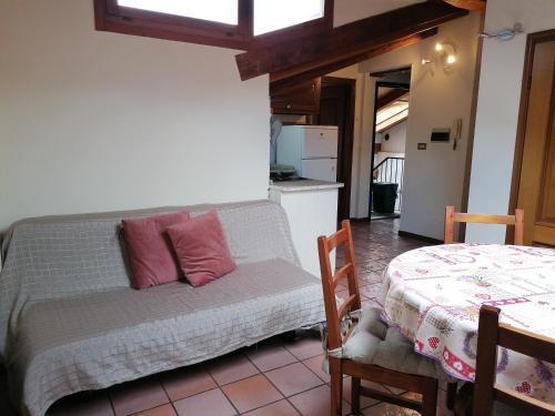 een woonkamer met een bank en een tafel bij Theatrum in Aosta