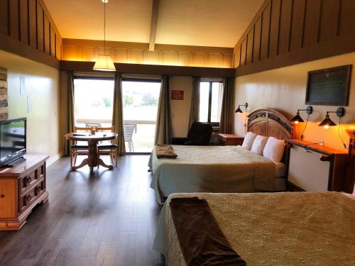 una camera d'albergo con due letti e un soggiorno di Ridgemark Golf Club and Resort a Hollister